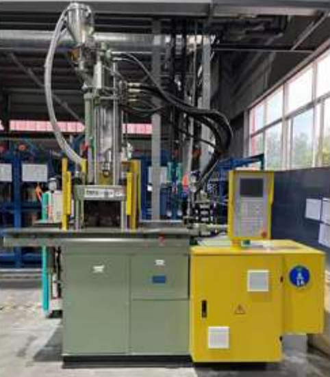 Vertical injection molding machine